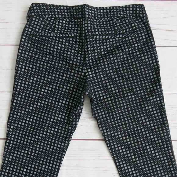 Old Navy The Diva Black Geo Daisy Cropped Capri Pants - Size 2 - Picture 4 of 6
